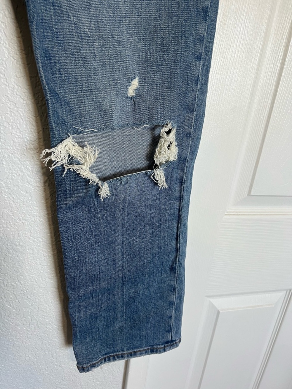 Abercrombie & Fitch The Ankle Straight Ultra High Rise Distressed Jeans - Picture 5 of 11